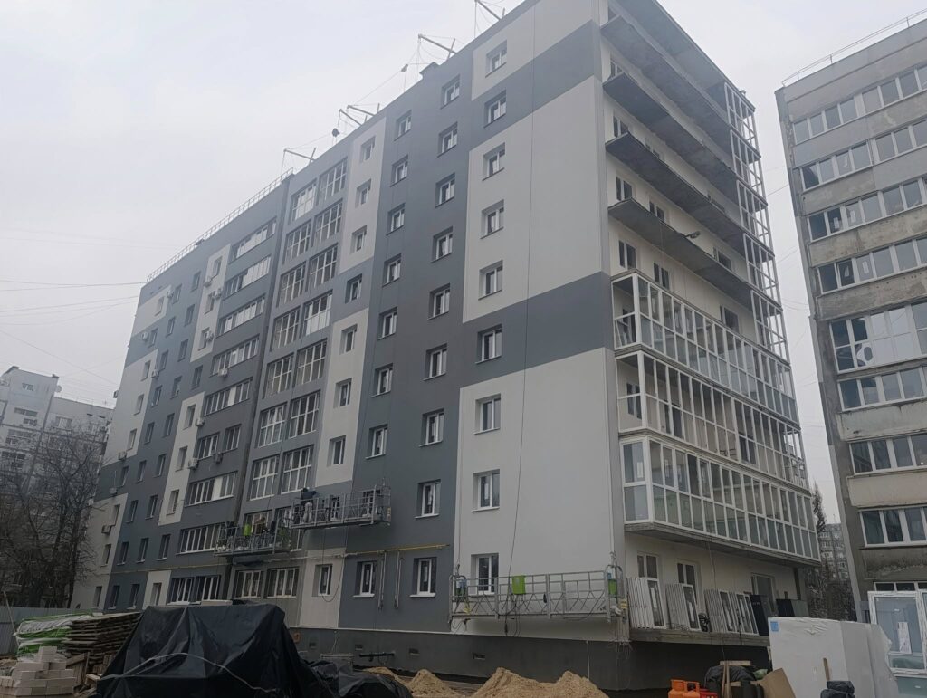 Роботи виконано на 85%: у Запоріжжі триває відновлення зруйнованої ворогом дев’ятиповерхівки (ФОТО)