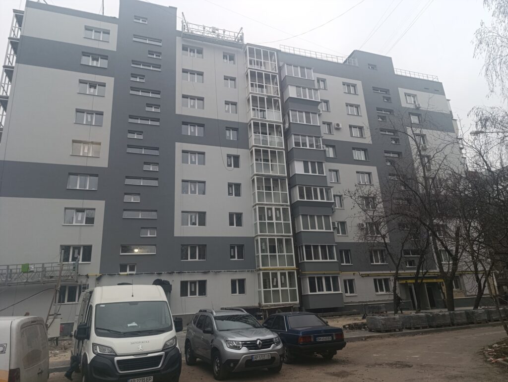 Роботи виконано на 85%: у Запоріжжі триває відновлення зруйнованої ворогом дев’ятиповерхівки (ФОТО)