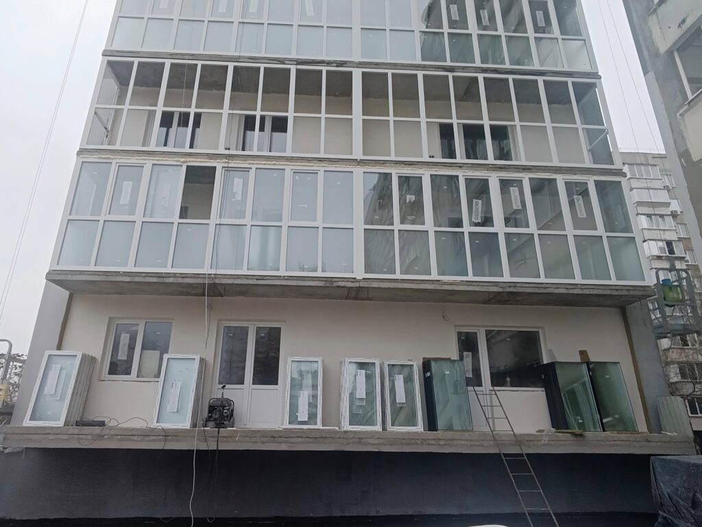 Роботи виконано на 85%: у Запоріжжі триває відновлення зруйнованої ворогом дев’ятиповерхівки (ФОТО)