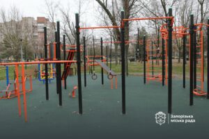 В одном из парков Хортицкого района Запорожья завершили установку инклюзивных спортплощадок: как она выглядит, — ФОТО