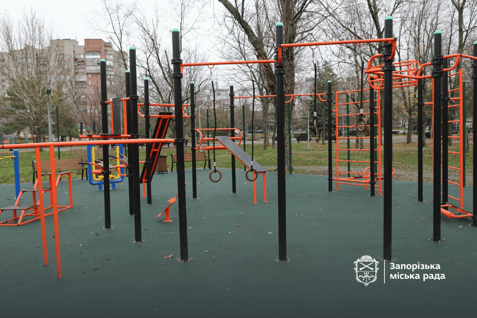 В одном из парков Хортицкого района Запорожья завершили установку инклюзивных спортплощадок: как она выглядит, — ФОТО