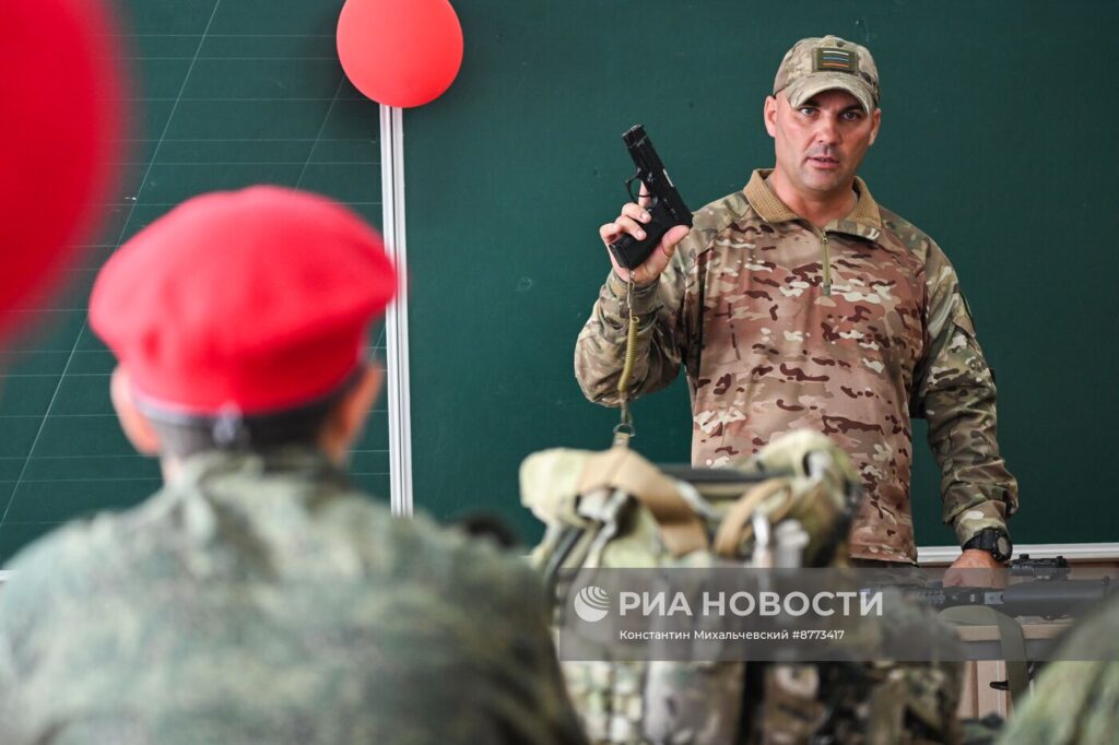 Бійці загону «БАРС-32» знайомлять молодь зі зразками озброєння та екіпірування.
