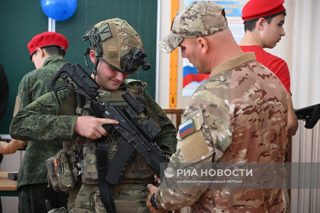 Бійці загону «БАРС-32» знайомлять молодь зі зразками озброєння та екіпірування.