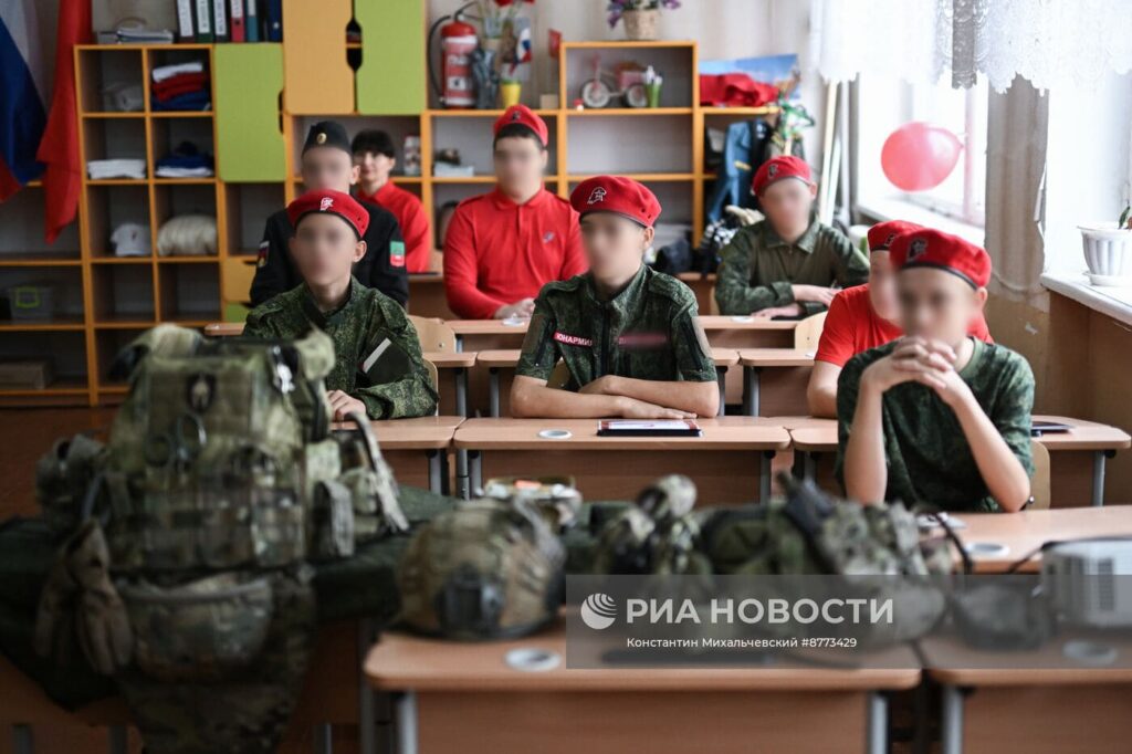 Бійці загону «БАРС-32» знайомлять молодь зі зразками озброєння та екіпірування.
