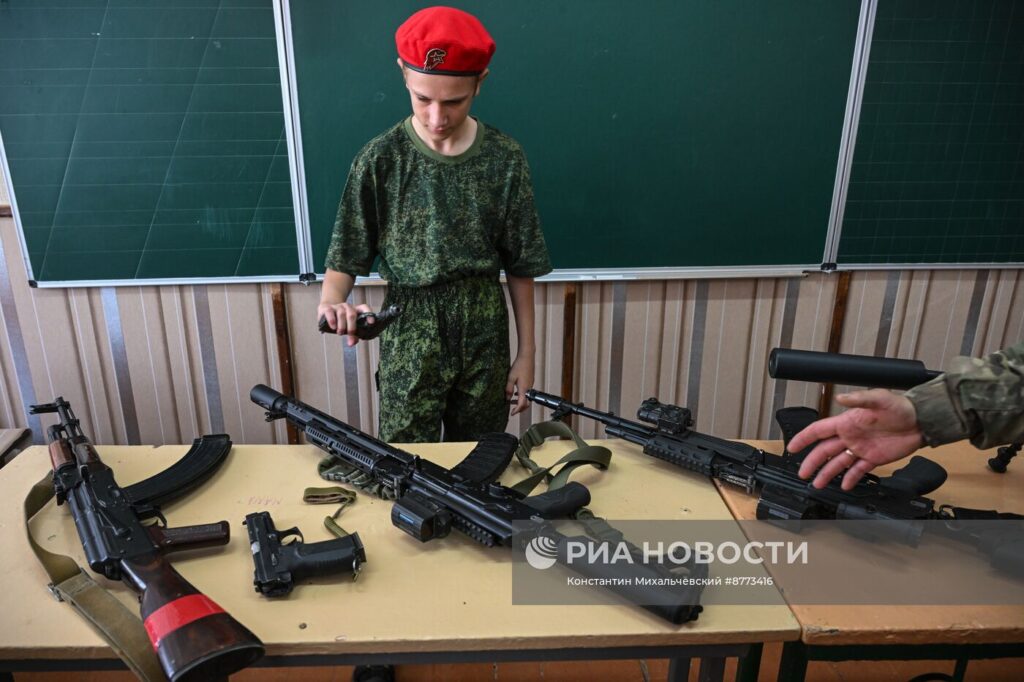 Бійці загону «БАРС-32» знайомлять молодь зі зразками озброєння та екіпірування.