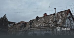 Авиаудар по Запорожью 24 декабря: коммунальщики закрыли окна в девяти многоэтажках и 43 частных домах