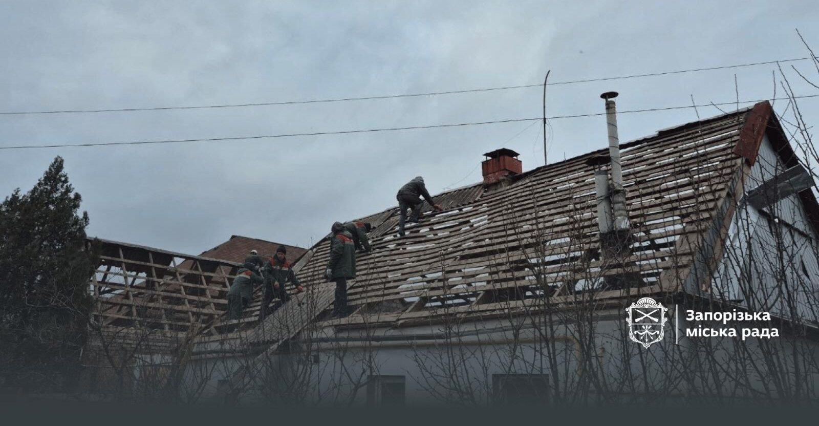 Авиаудар по Запорожью 24 декабря: коммунальщики закрыли окна в девяти многоэтажках и 43 частных домах