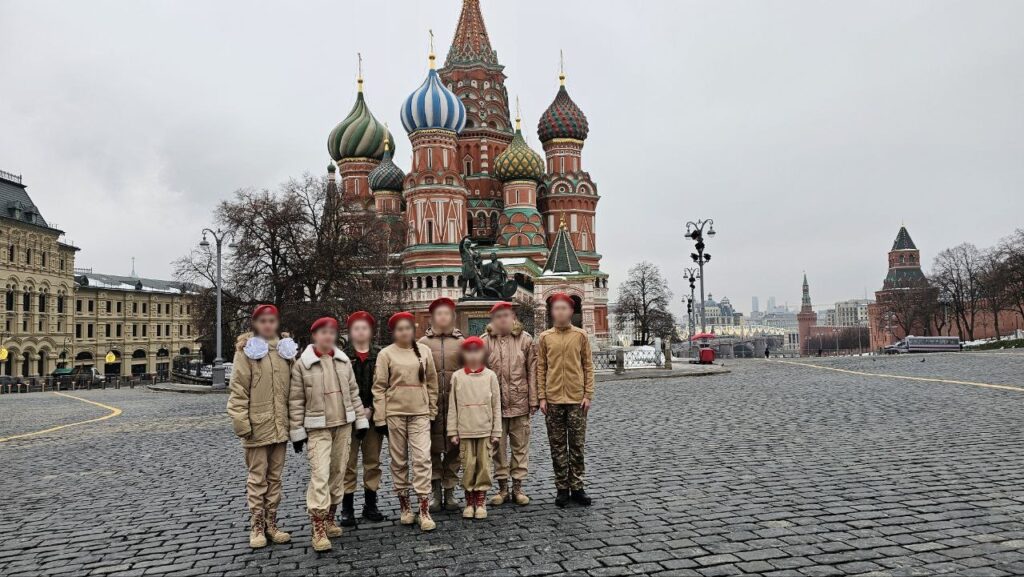 Учасники «Юнармії» відвідують пропагандистську виставу у Москві.