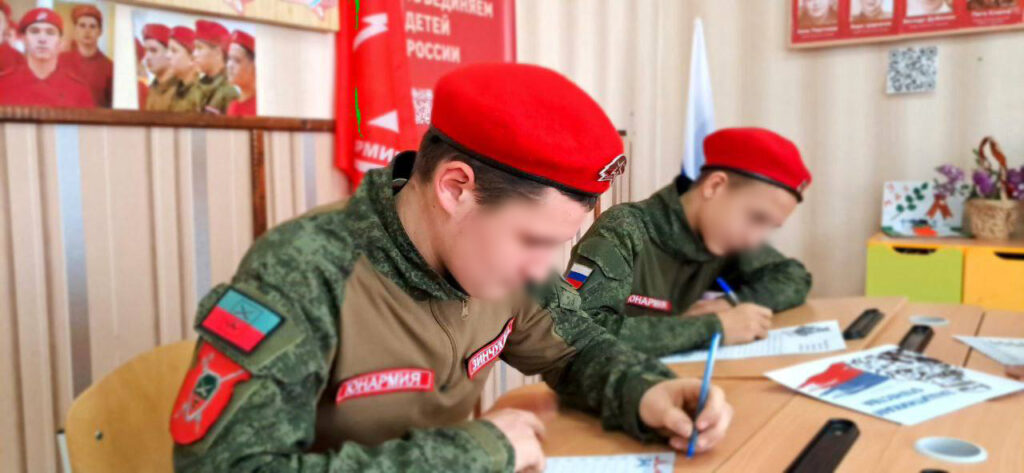 Українських дітей змушують писати листи російським солдатам та всіляко вітати їх зі святами.