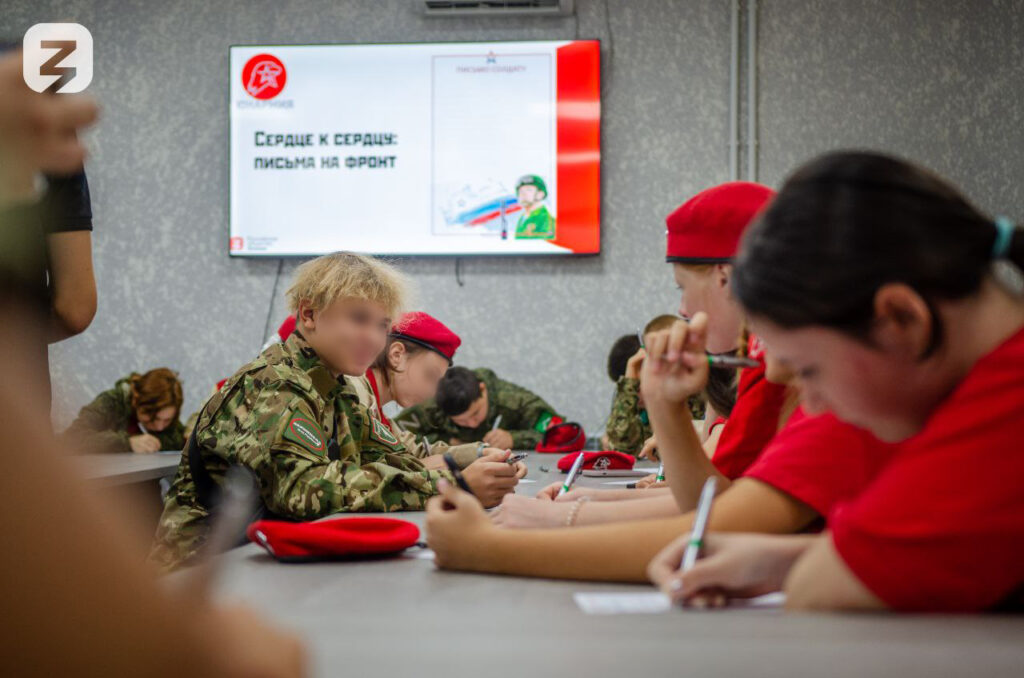 Українських дітей змушують писати листи російським солдатам та всіляко вітати їх зі святами.