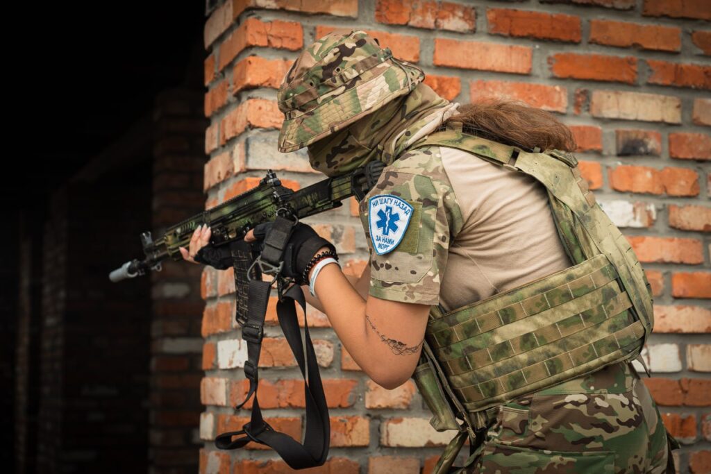 Для молоді з окупації росіяни влаштовують тактичні ігри під наглядом російських військових.