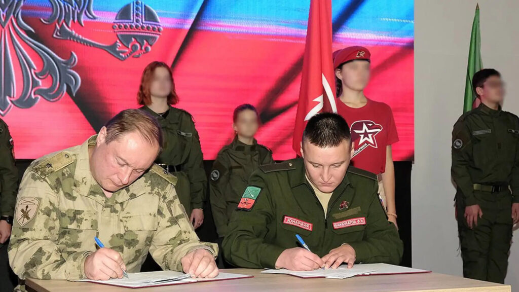Угода Росгвардії з «Юнармією» закріпила участь силовиків у роботі з дітьми.
