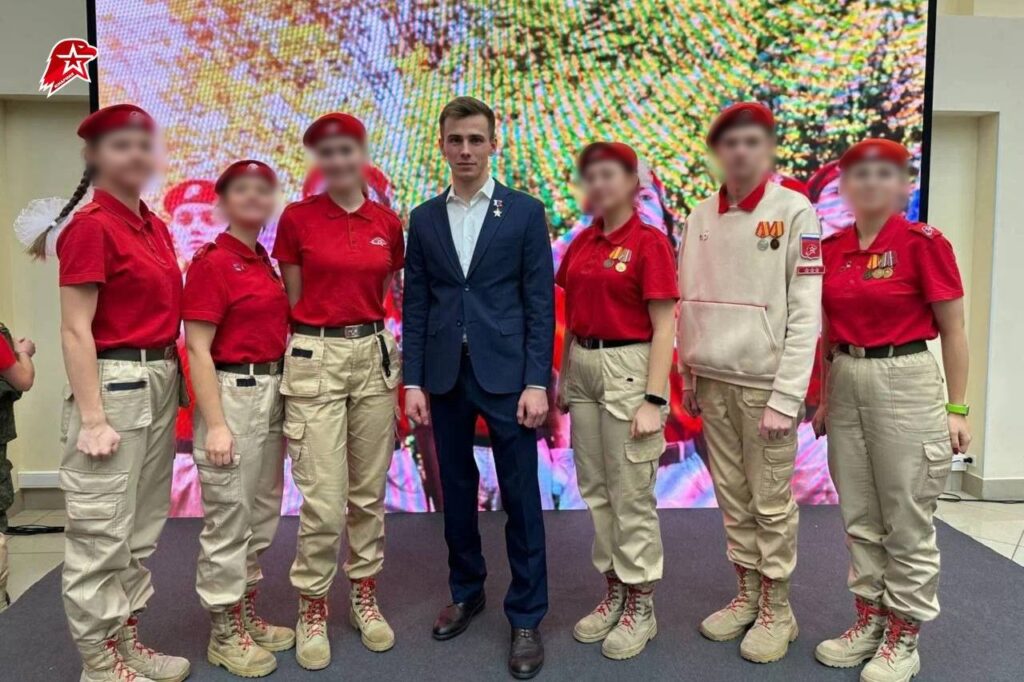 Керівник головного штабу організації  «Юнармія» Владислав Головін серед «юнармайців».
