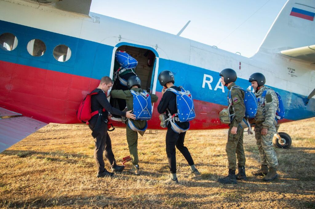 Окупанти організовують для підлітків парашутні стрибки у Волгоградській області Росії.