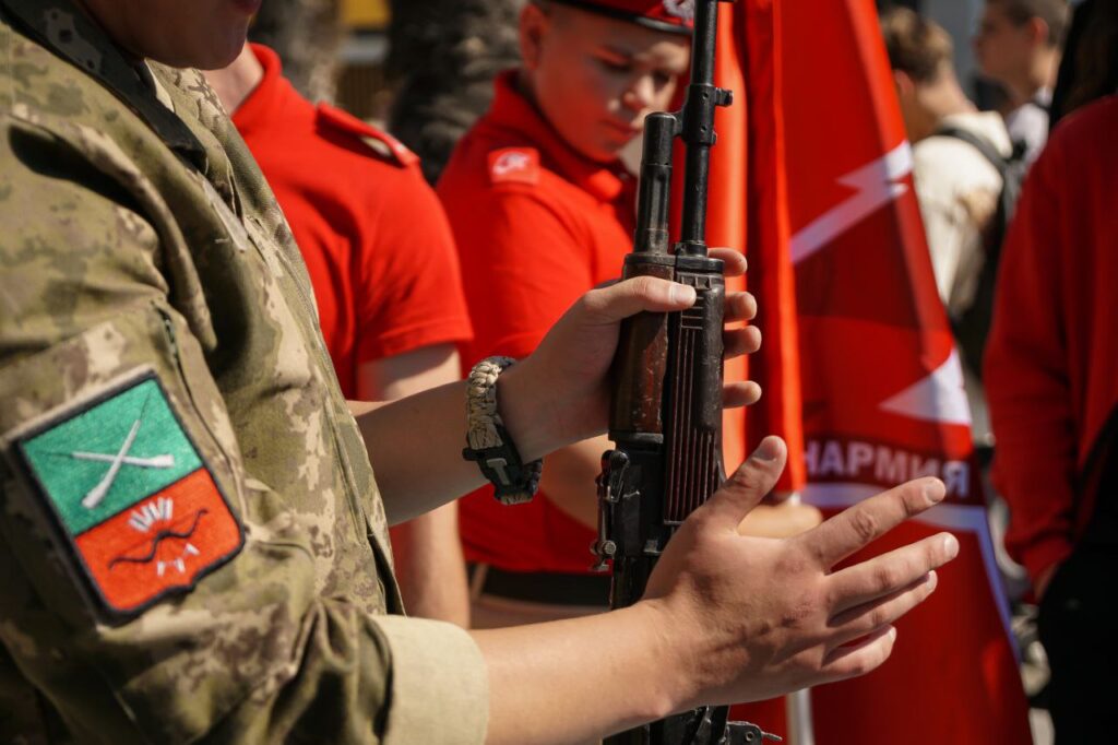 Навчальні заклади на окупованій території Запорізької області офіційно співпрацюють із воєнізованим рухом «Юнармія».
