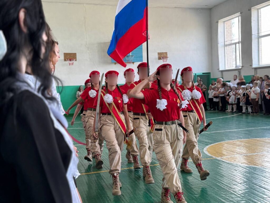 Залучення дітей до воєнізованих структур суперечить Женевським конвенціям і Конвенції про права дитини.
