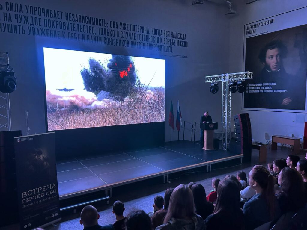 Дітей змушують переглядати пропагандистські фільми, які виправдовують російське вторгнення.