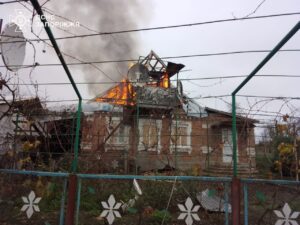 Горів навчальний заклад та будинок у Запорізькій області через ворожі обстріли, - ФОТО