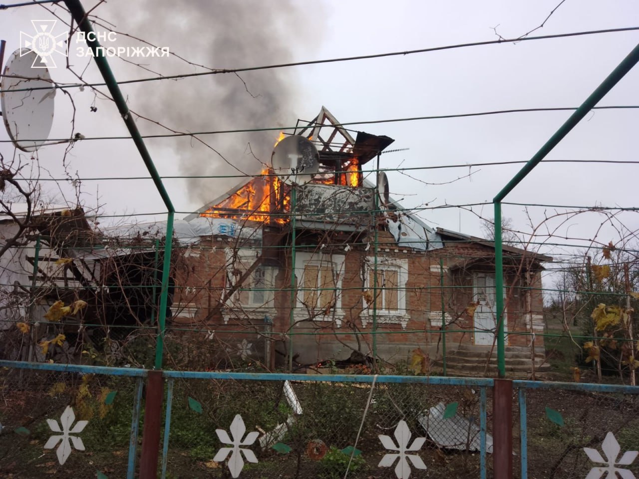 Горів навчальний заклад та будинок у Запорізькій області через ворожі обстріли, - ФОТО