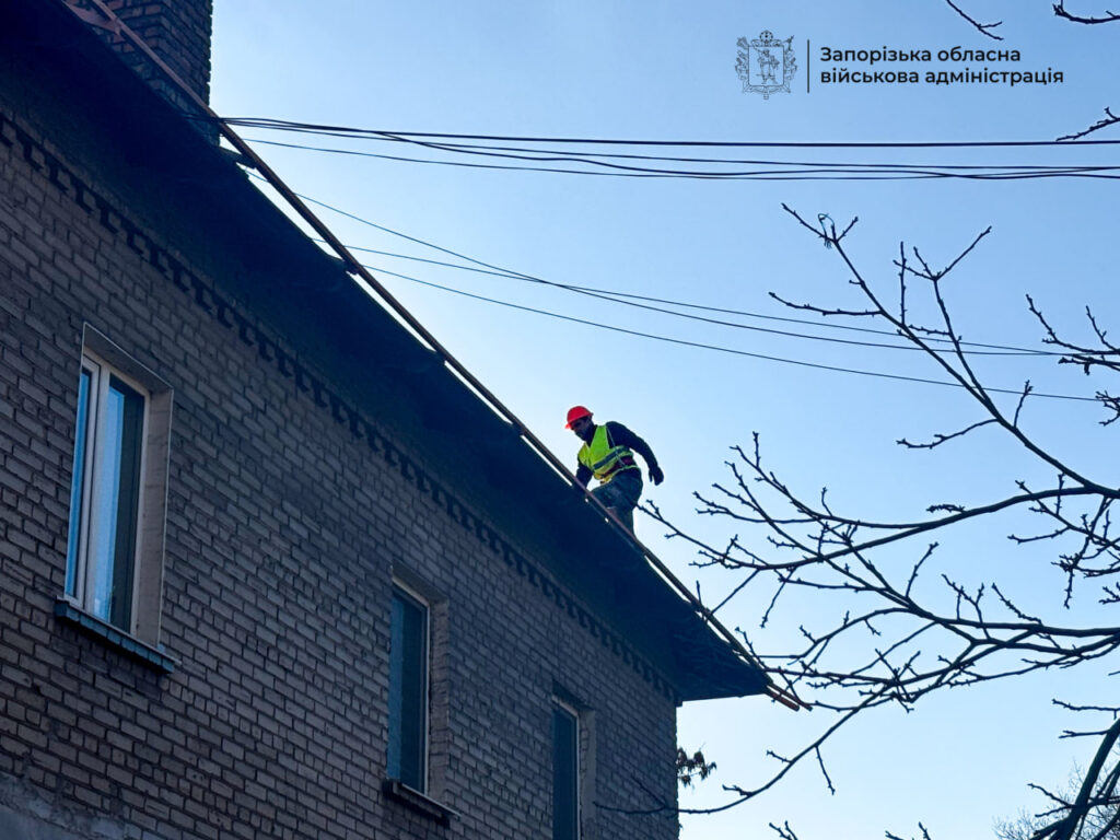 У Заводському районі Запоріжжя триває ремонт двох будинків, пошкоджених російським обстрілом