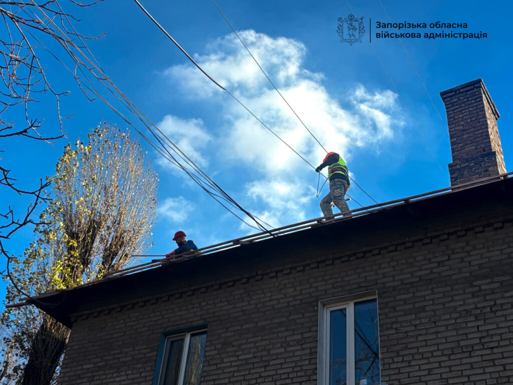 У Заводському районі Запоріжжя триває ремонт двох будинків, пошкоджених російським обстрілом