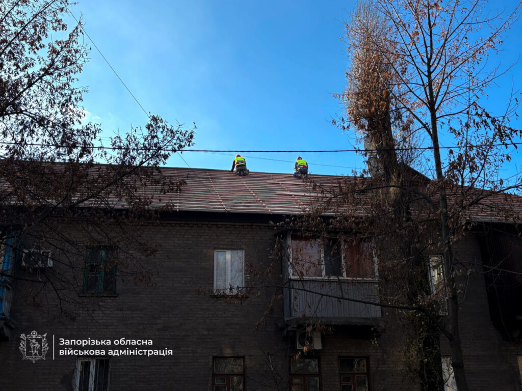 У Заводському районі Запоріжжя триває ремонт двох будинків, пошкоджених російським обстрілом