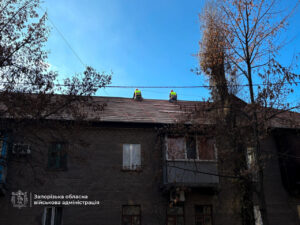 У Заводському районі Запоріжжя триває ремонт двох будинків, пошкоджених російським обстрілом