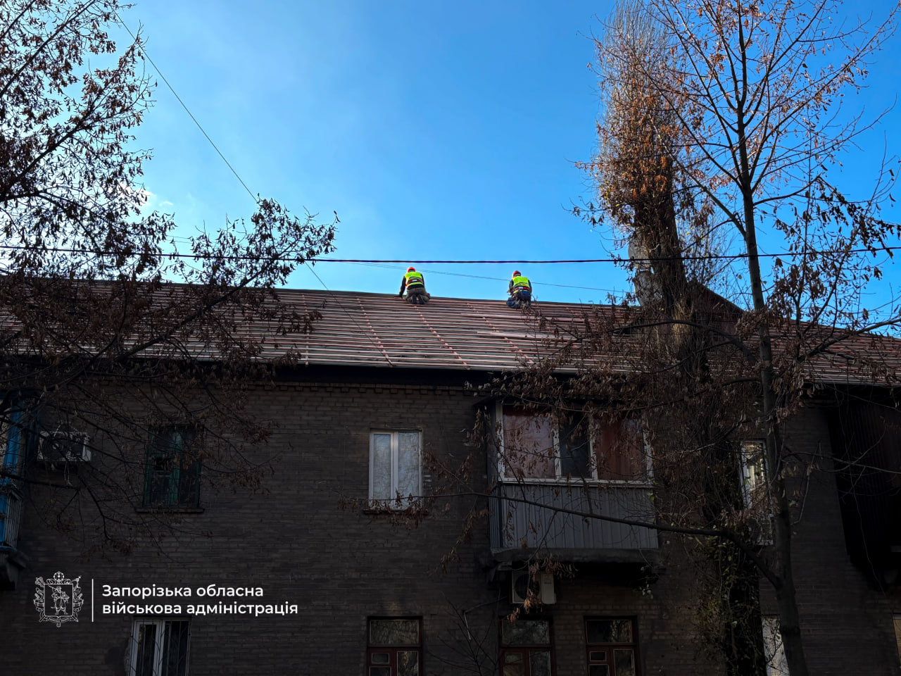 У Заводському районі Запоріжжя триває ремонт двох будинків, пошкоджених російським обстрілом