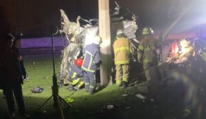 В Запорожье легковой автомобиль врезался в электроопору: есть погибший и пострадавший, — ФОТО