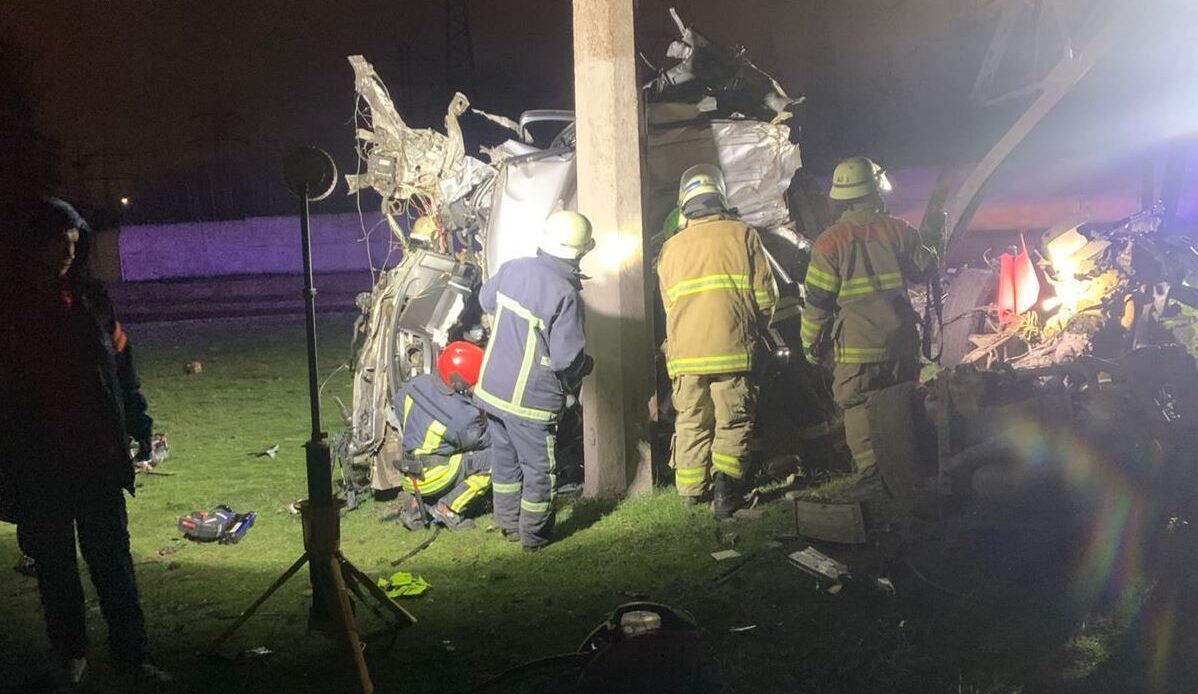 У Запоріжжі легкове авто врізалося в електроопору: є загиблий та постраждалий, — ФОТО