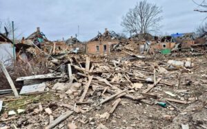 Враг ударил по Орехову: из-под завалов дома достали пострадавшую женщину