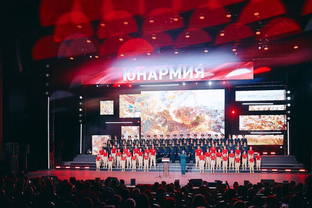 «Юнармія» приймає дітей з восьми років і готує їх до служби в збройних силах РФ.