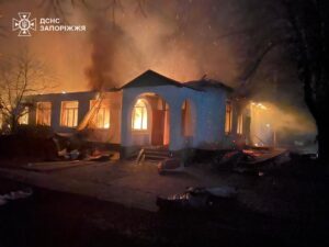 Будівля вигоріла вщент внаслідок російського удару по Запорізькому району, - ФОТО