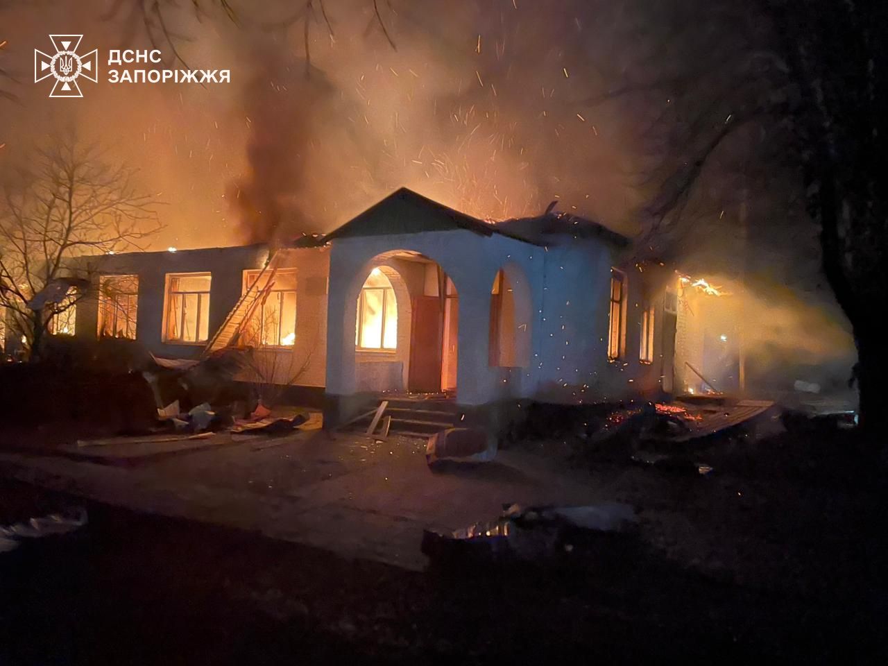 Будівля вигоріла вщент внаслідок російського удару по Запорізькому району, - ФОТО
