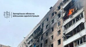 У Запоріжжі пролунали вибухи: війська РФ атакували будинки та об'єкт інфраструктури, під завалами можуть бути люди, — ВІДЕО