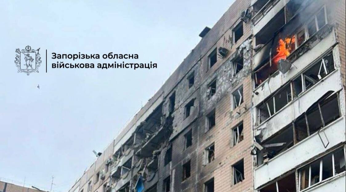 У Запоріжжі пролунали вибухи: війська РФ атакували будинки та об'єкт інфраструктури, під завалами можуть бути люди, — ВІДЕО