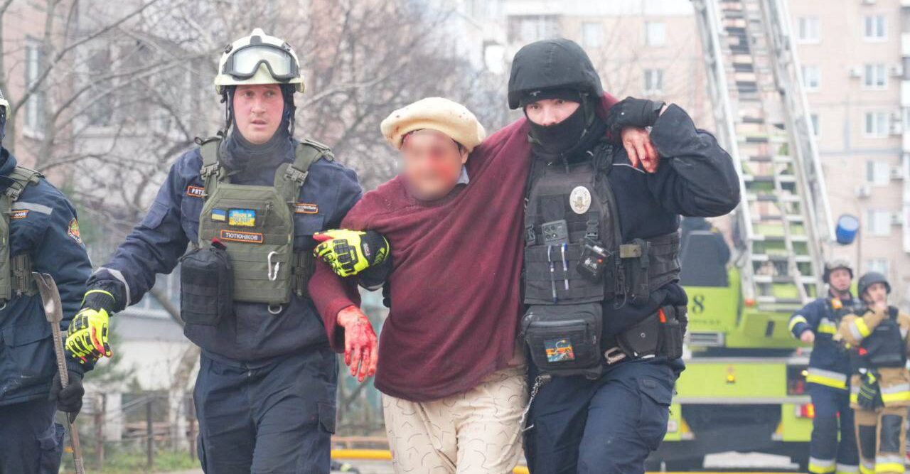 Російська війська вдарили по Запоріжжю та Запорізькому району авіабомбами: поранено понад 20 людей, — ФОТО