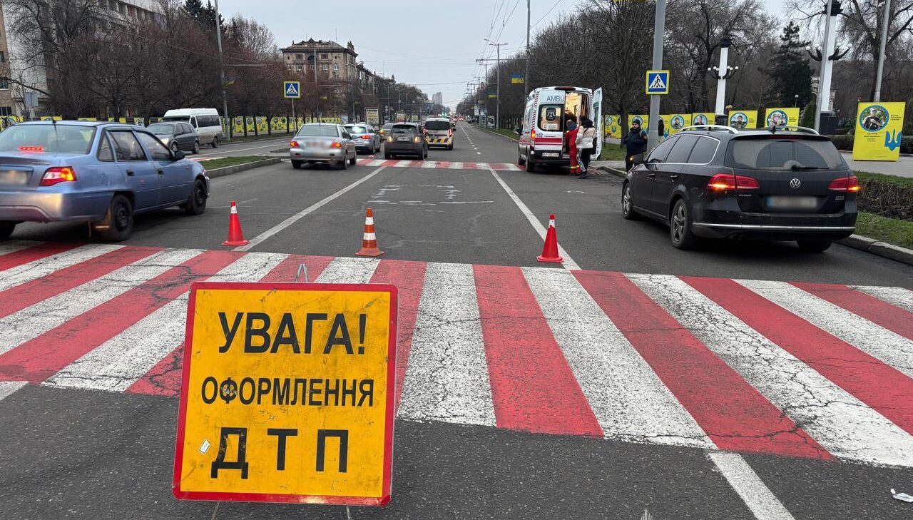 У Запоріжжі сталися дві ДТП за участі пішоходів: одна людина загинула, інша — у реанімації, — ФОТО