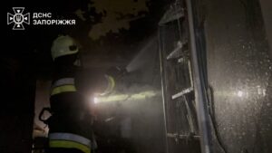 Вранці у запорізькій багатоповерхівці сталася пожежа: загинула жінка, — ФОТО, ВІДЕО