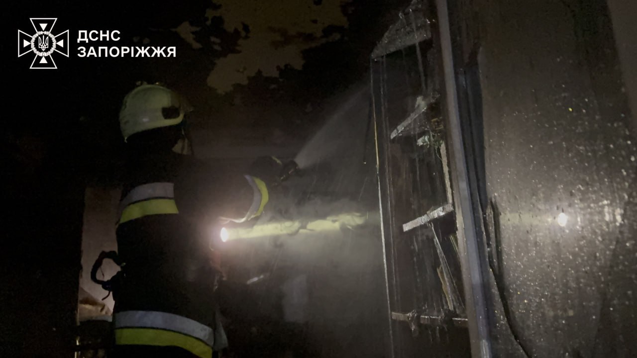 Утром в запорожской многоэтажке произошел пожар: погибла женщина, — ФОТО, ВИДЕО