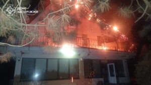 Палали вантажівка та дах будинку через ворожі удари по Запорізькому району, - ФОТО