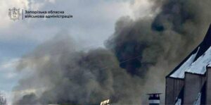 Ворог атакує Запоріжжя: виникли пожежі, тривога лунає кілька годин, — ФОТО, ВІДЕО