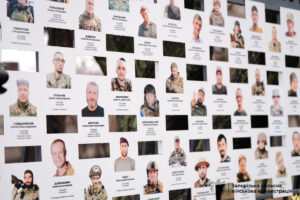 Еще четыре новых стенда с портретами погибших защитников открыли на Аллее памяти в центре Запорожья, — ФОТО