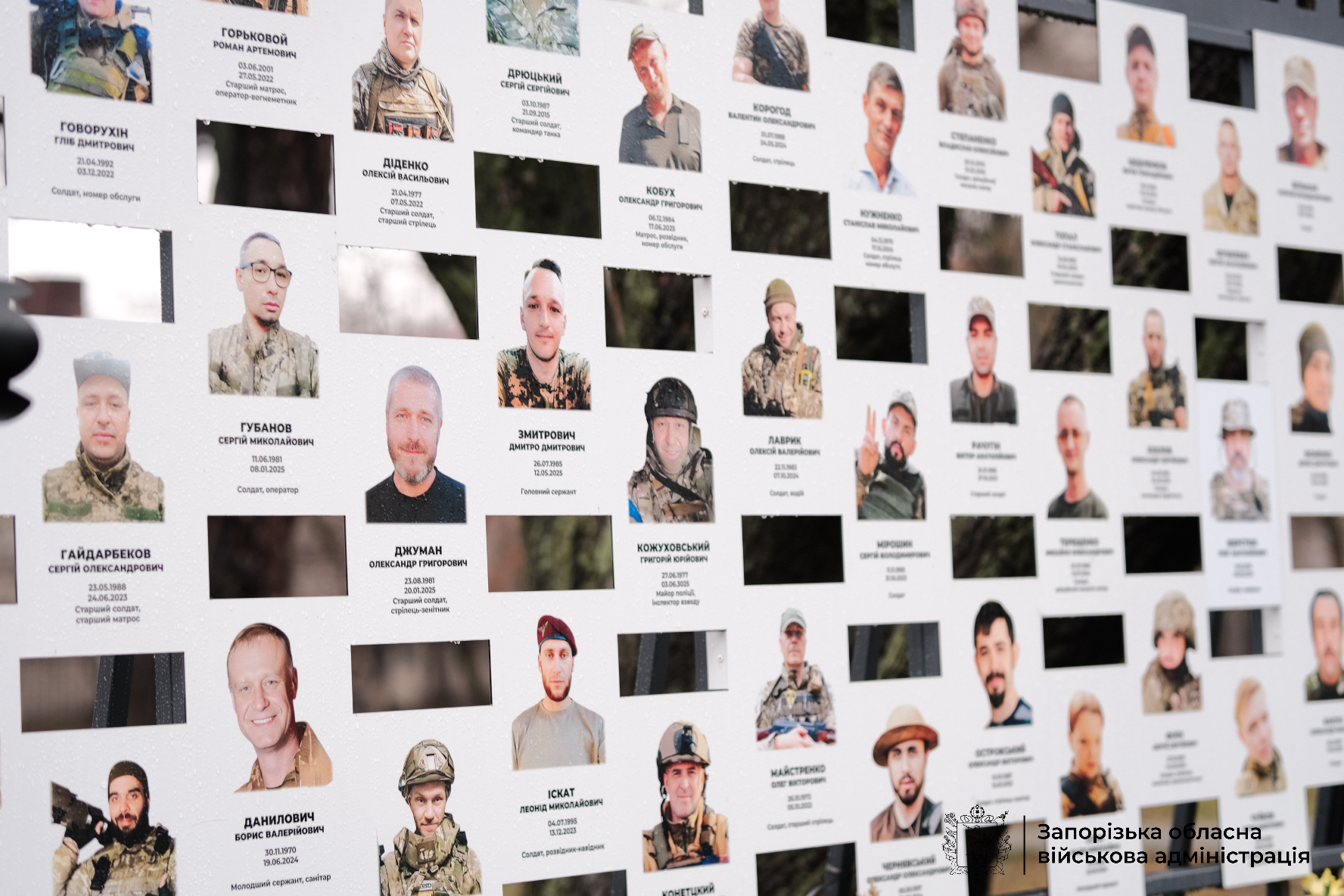 Ще чотири нових стенди з портретами загиблих захисників відкрили на Алеї пам’яті в центрі Запоріжжя, — ФОТО