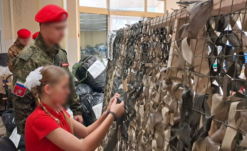 «Юнармійці» плетуть маскувальні сітки для бійців підрозділу «БАРС-32».