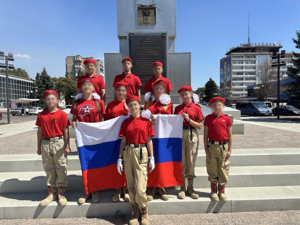 «Юнармійців» активно залучають до акції «Юнармія під прапором Росії».