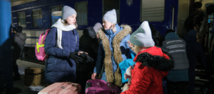 Евакуювали 74 мешканців Кушугумської громади: з запорізьких небезпечних зон до Закарпатської області вивозять сім'ї з дітьми, — ФОТО, ВІДЕО