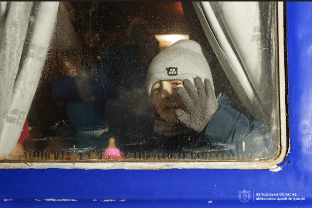 Евакуювали 74 мешканців Кушугумської громади: з запорізьких небезпечних зон до Закарпатської області вивозять сім'ї з дітьми (ФОТО, ВІДЕО)