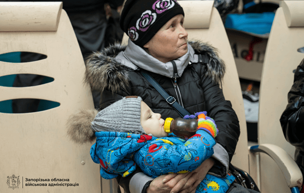 Евакуювали 74 мешканців Кушугумської громади: з запорізьких небезпечних зон до Закарпатської області вивозять сім'ї з дітьми (ФОТО, ВІДЕО)