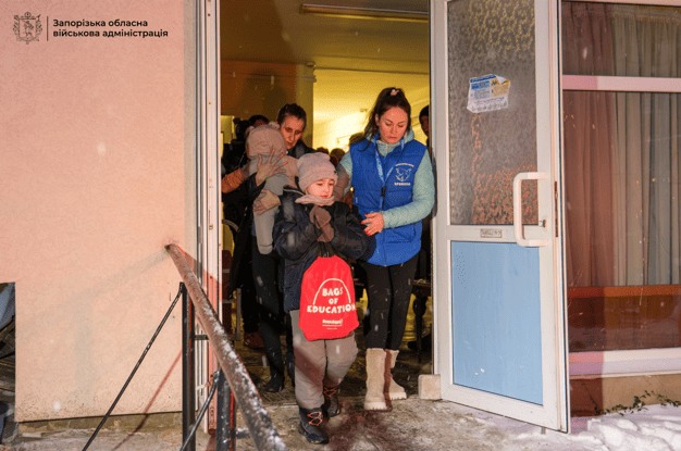 Евакуювали 74 мешканців Кушугумської громади: з запорізьких небезпечних зон до Закарпатської області вивозять сім'ї з дітьми (ФОТО, ВІДЕО)